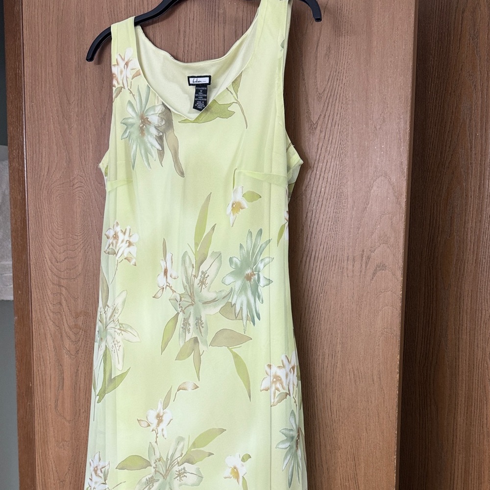 Elegant Floral Midi Dress in Soft Green